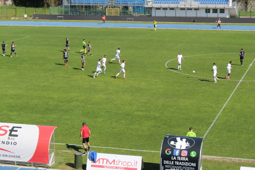 L'affermazione ha consentito ai brianzoli di uscire dalla zona playout. Ma negli spogliatoi il capitano Santonocito ha parlato di una situazione extracampo difficile, riferendosi al ritardo nei pagamenti