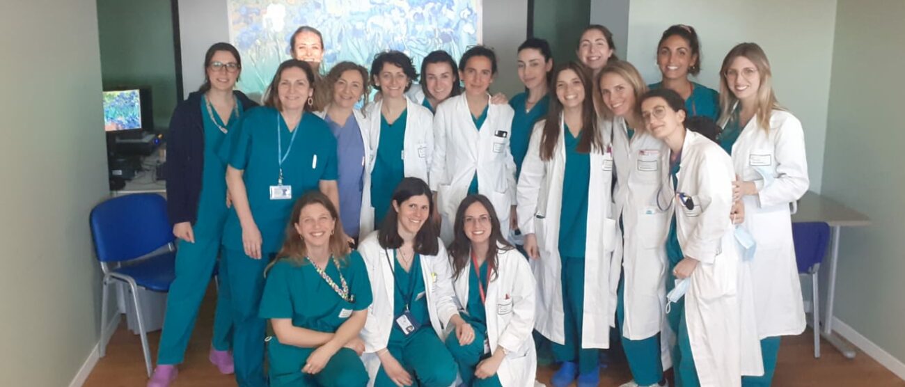 Irccs San Gerardo Monza la professoressa Locatelli - seconda in piedi da sinistra) - insieme allo staff di Ostetricia