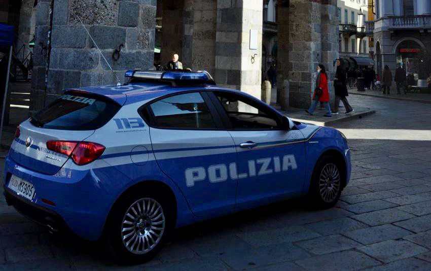 Una volante della polizia di Stato di Monza