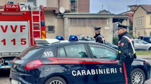 Carabinieri e vigili del fuoco in via Odescalchi a Seregno