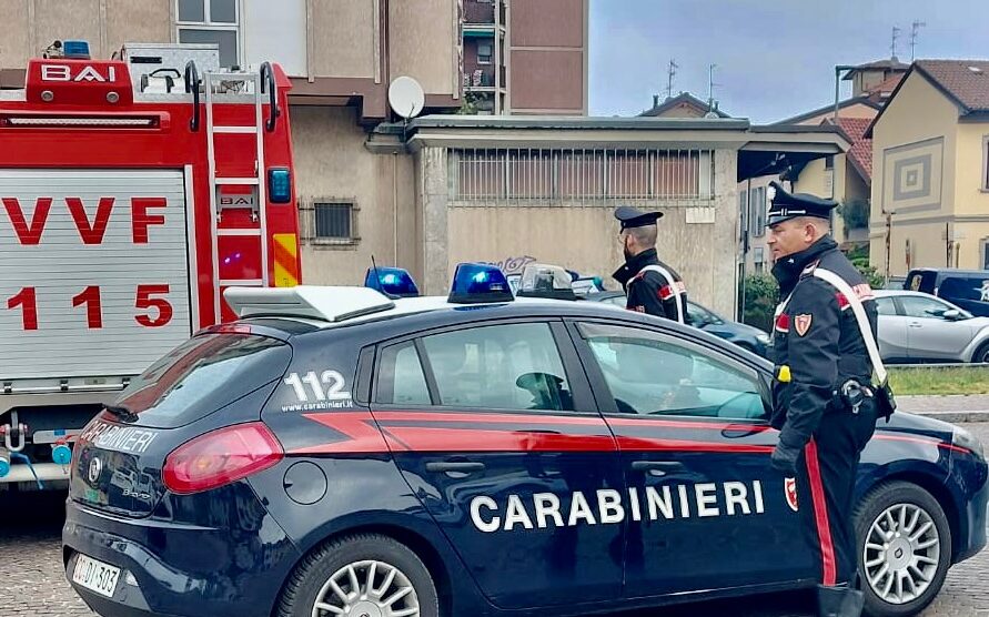 Carabinieri e vigili del fuoco in via Odescalchi a Seregno