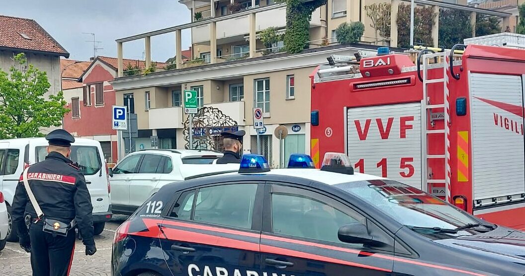 Carabinieri e vigili del fuoco in via Odescalchi a Seregno