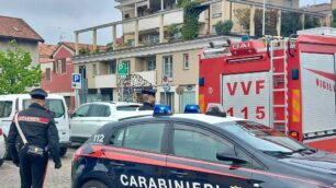 Carabinieri e vigili del fuoco in via Odescalchi a Seregno