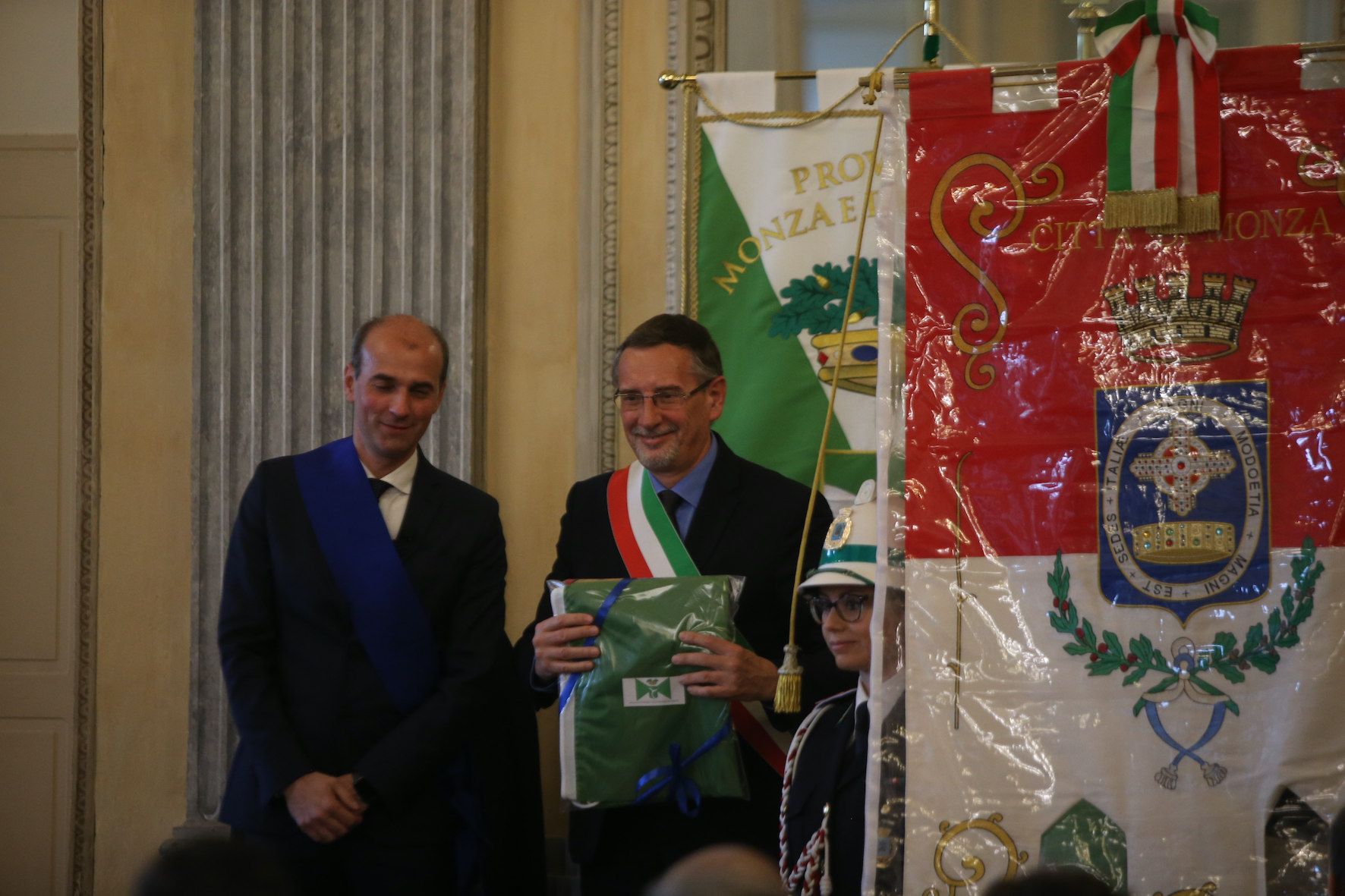 Cerimonia della Provincia in Villa reale: la consegna della bandiera al sindaco del capoluogo, Paolo Pilotto