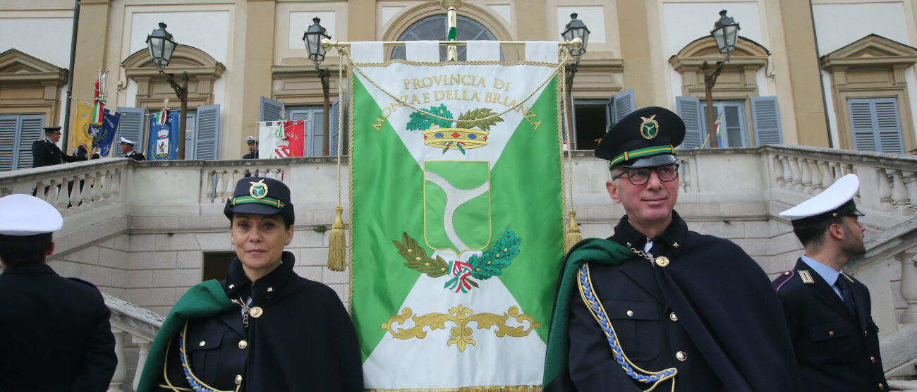 Cerimonia della Provincia in Villa reale: il gonfalone