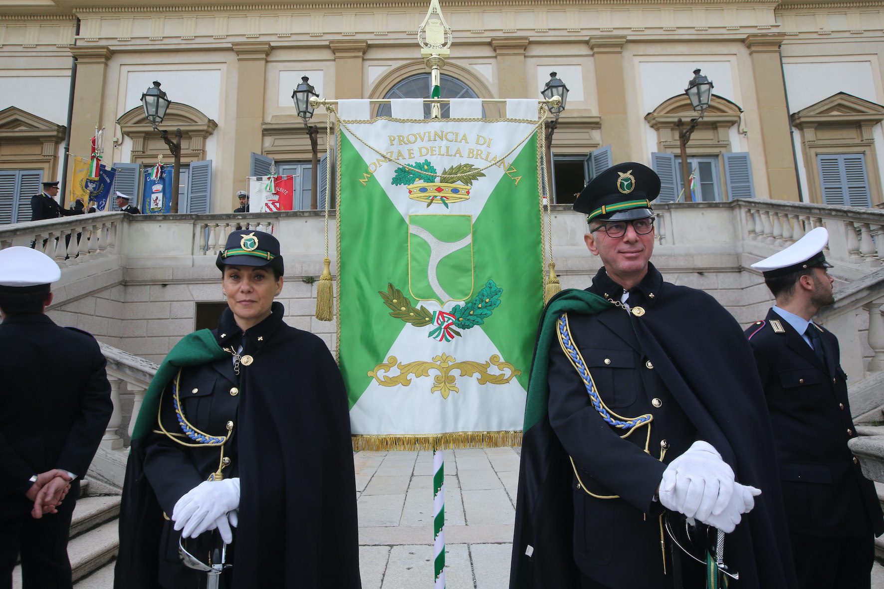 Cerimonia della Provincia in Villa reale: il gonfalone