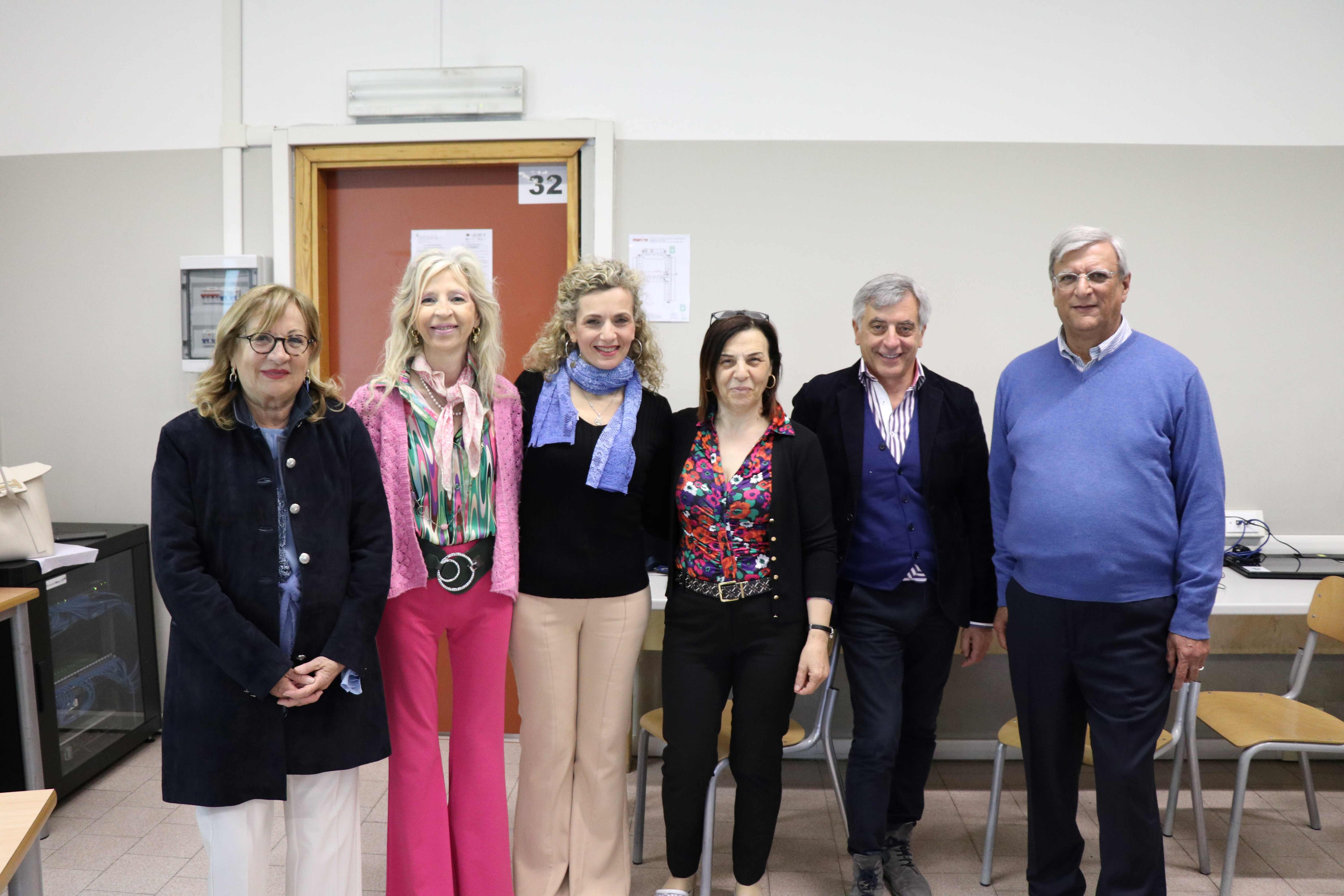 Lissone Silvia Coletti, presidente del Rotary Sedeca con don docenti e referenti del progetto