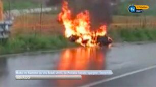 Lo scooter in fiamme a Senago