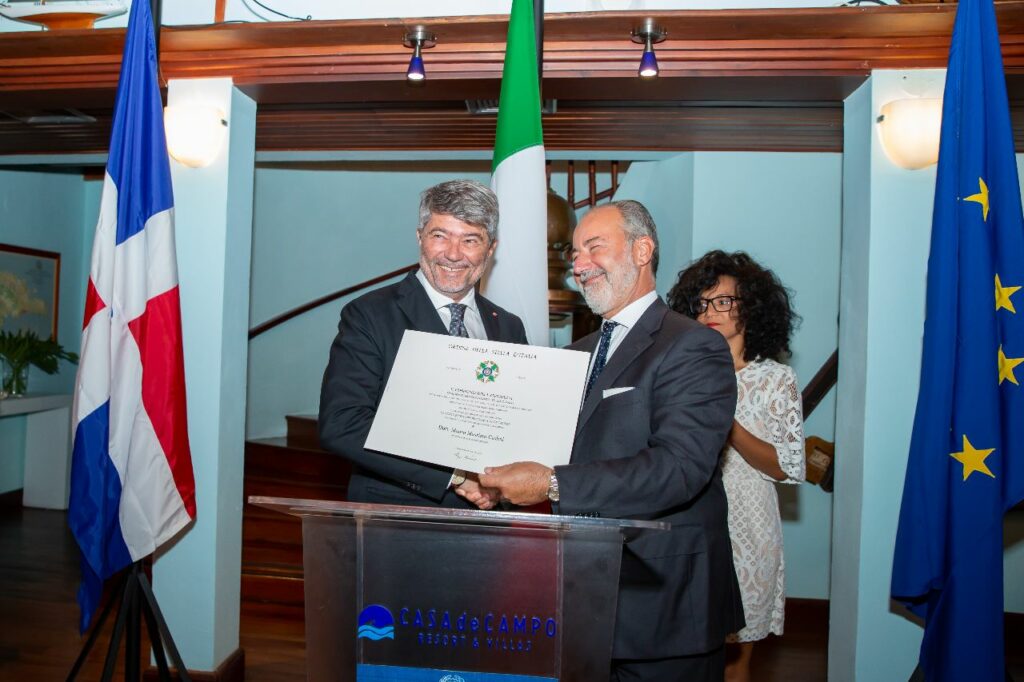 Consegna onorificenza Ordine della Stella d’Italia al biassonese Mauro Caslini