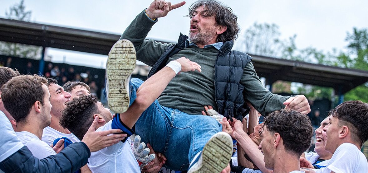 Renate Calcio l'allenatore Savoldi Gianluca in trionfo - foto Ac Renate