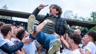 Renate Calcio l'allenatore Savoldi Gianluca in trionfo - foto Ac Renate