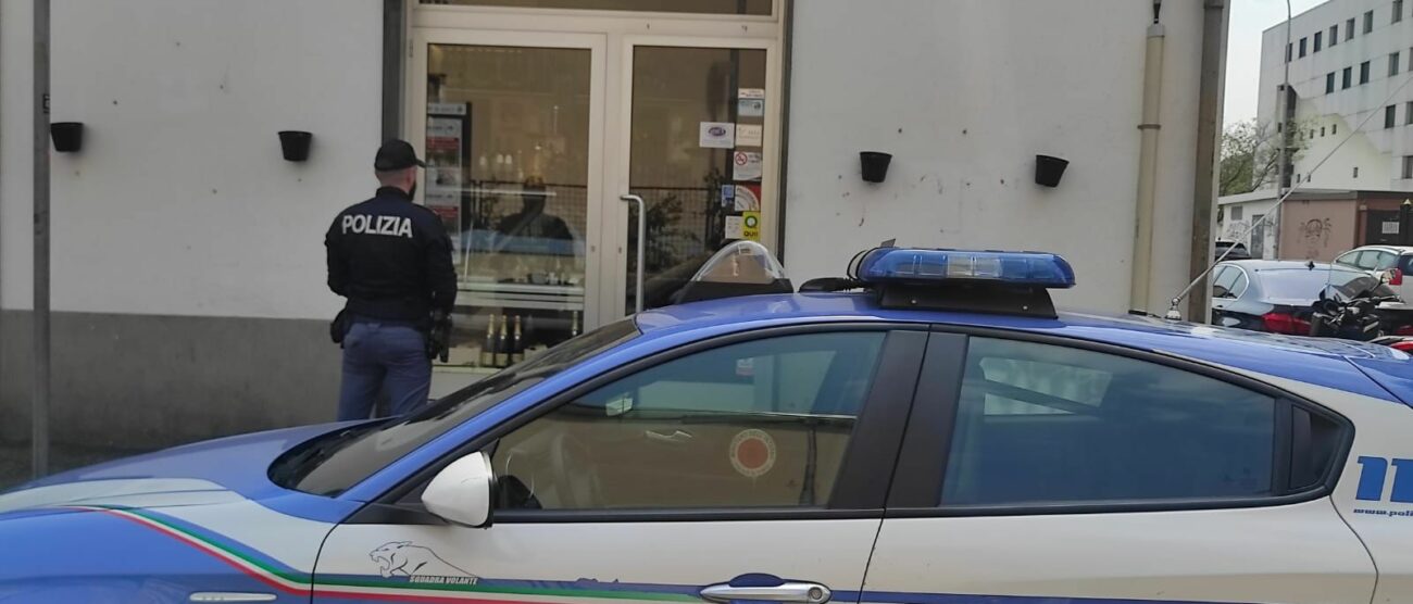 La volante della polizia al negozio di via Borsa