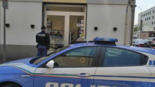 La volante della polizia al negozio di via Borsa