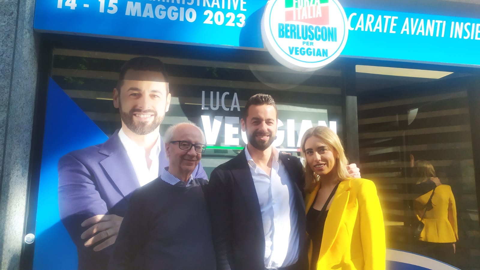 Carate Brianza il sindaco rieletto Luca Veggian con la moglie Carolina Minotti e il coordinatore di Forza Italia Domenico Giannini