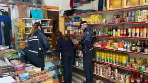 Seregno polizia locale controlla market etnico