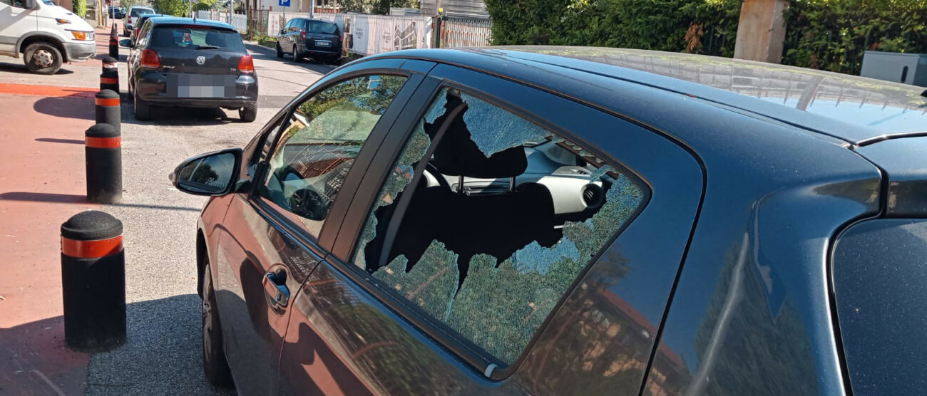 Albiate l'auto vandalizzata