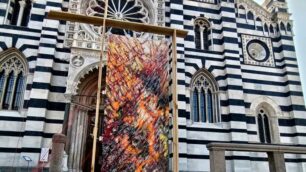 Sospesi-Ottavo giorno di Elend Zyma in piazza Duomo a Monza