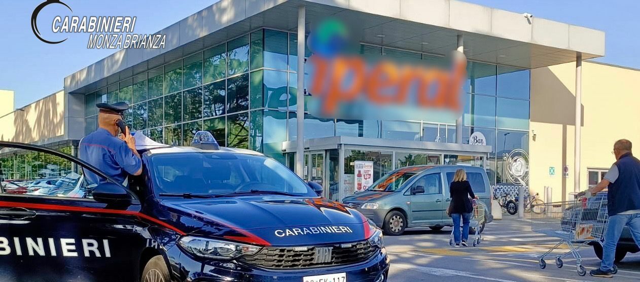 Carabinieri al parcheggio del supermercato