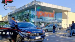 Carabinieri al parcheggio del supermercato