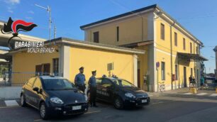 Carabinieri alla stazione di Carnate