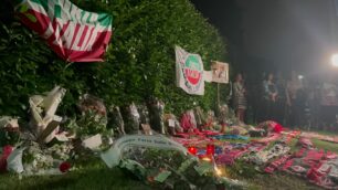È morto Silvio Berlusconi: il cordoglio davanti a Villa San Martino nella sera di lunedì 12 giugno
