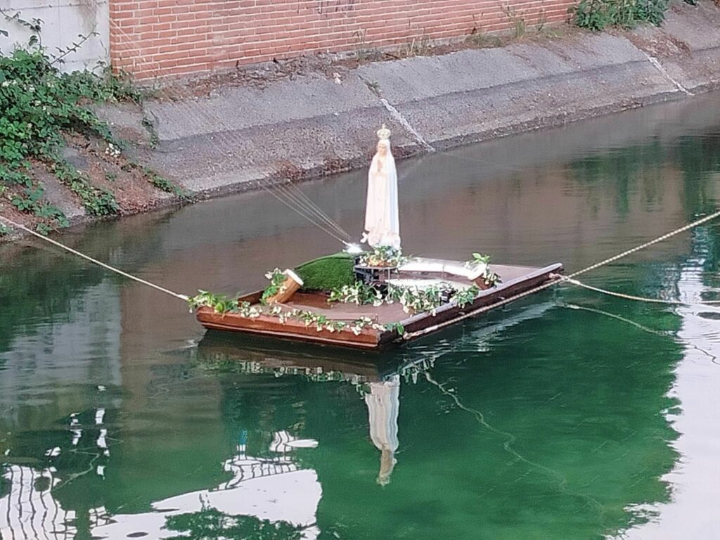 La processione con la statua della Madonna sul Villoresi