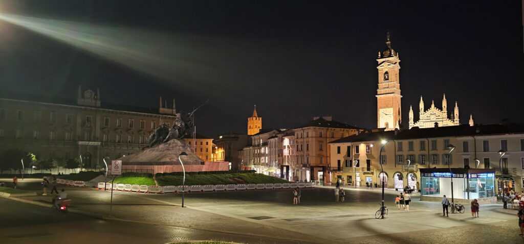 Piazza Trento e Trieste a Monza con la nuova illuminazione