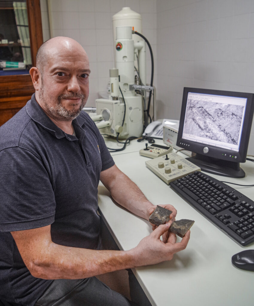 Il tecnico del Museo di Storia Naturale Michele Zilioli ha analizzato al microscopio elettronico lo scorpione preistorico. Per riconoscenza, i paleontologi hanno battezzato la nuova specie Protobuthus ziliolii. Foto di Cristiano Dal Sasso