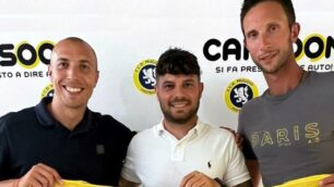 Muggiò I nuovi acquisti Enrico Di Cesare e Jacopo Zenga con il ds gialloblu Davide L'Erede.