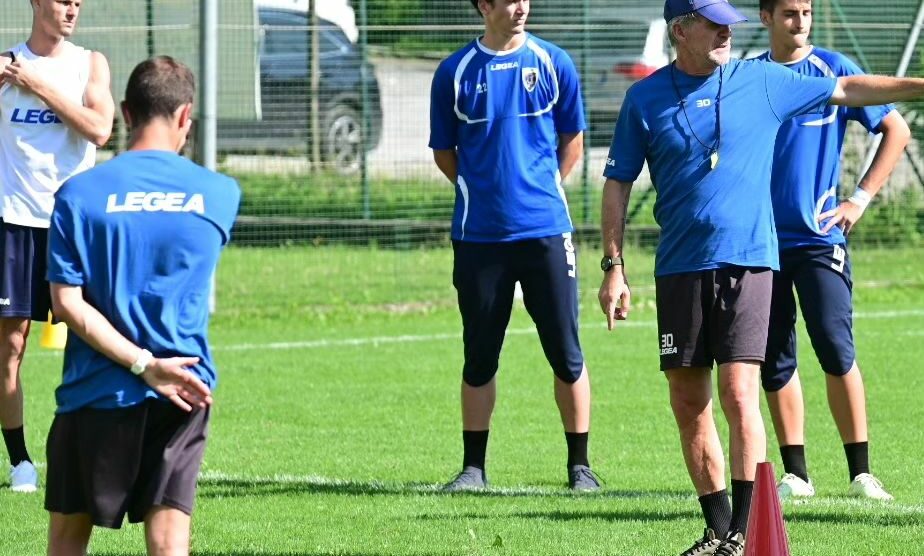 Renate Calcio l'allenatore Massimo Pavanel al lavoro a Serina