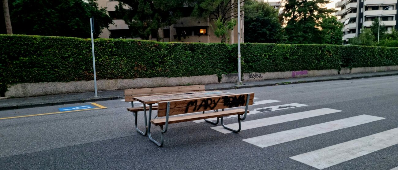 Il tavolo in mezzo alla strada a Triante