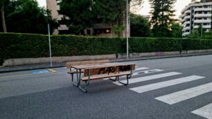 Il tavolo in mezzo alla strada a Triante