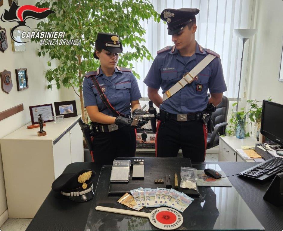 I carabinieri con i risultati del sequestro a casa del 35enne di Monza