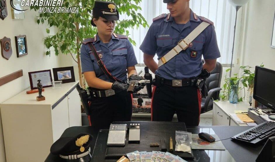 I carabinieri con i risultati del sequestro a casa del 35enne di Monza