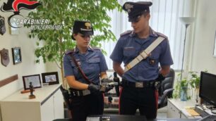 I carabinieri con i risultati del sequestro a casa del 35enne di Monza