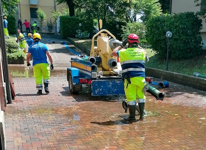 Giussano via Legnano Protezione civile Verano Brianza in posto con idrovora