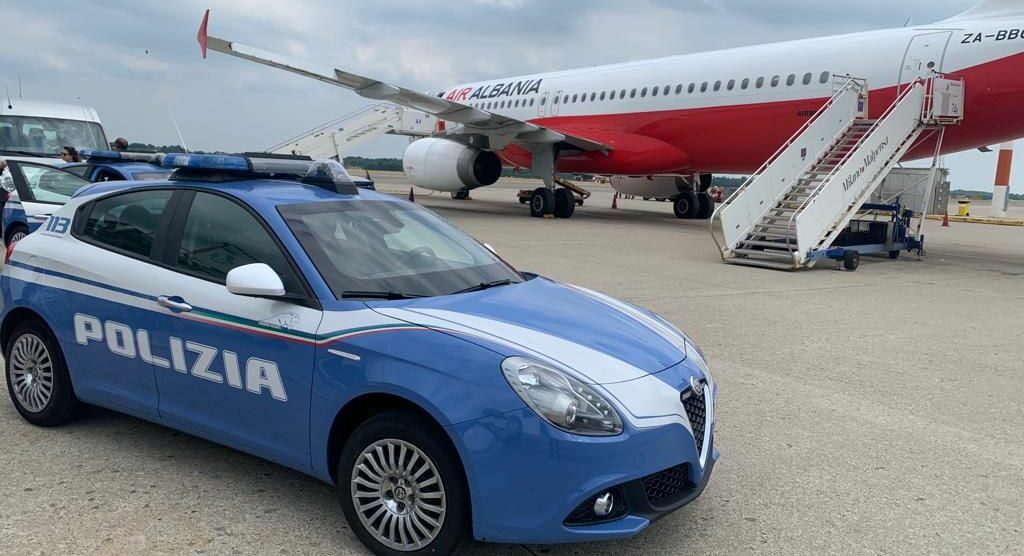 Polizia aereo espatrio