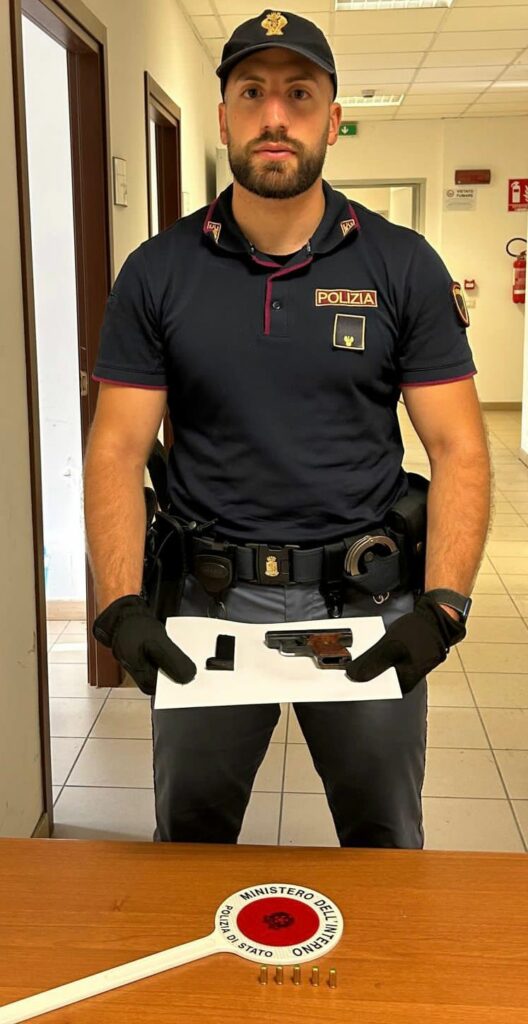 Monza polizia uomo con la pistola in via Appiani