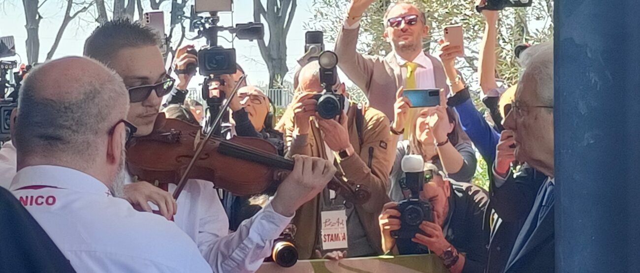 PIZZAUT cameriere violinista Andrea con il Presidente Mattarella