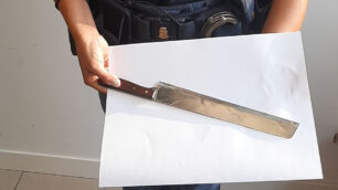 Uno dei coltelli usati dall'aggressore