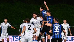 Renate Calcio Mondonico svetta sui difensori dell'Atalanta U23