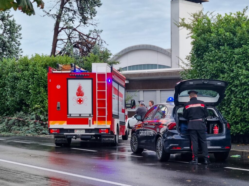 Vigili del fuoco e carabinieri al lavoro per il nubifragio