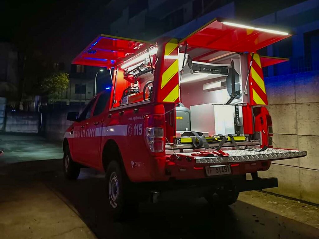 I vigili del fuoco al lavoro a Seregno per lo svuotamento di box