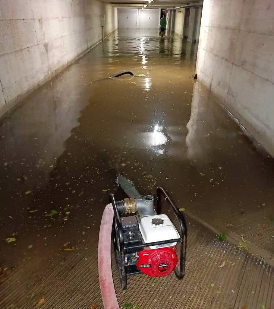 I vigili del fuoco al lavoro a Seregno per lo svuotamento di box