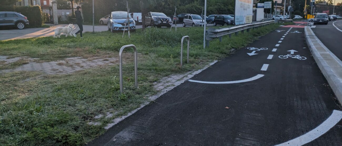 Monza la pista ciclabile di viale Elvezia: la svolta è in un parcheggio