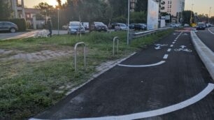 Monza la pista ciclabile di viale Elvezia: la svolta è in un parcheggio