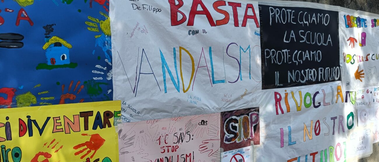 Brugherio striscioni studenti De Filippo contro vandalismi