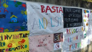 Brugherio striscioni studenti De Filippo contro vandalismi