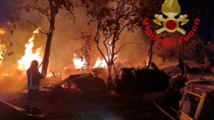 Limbiate incendio cataste di legna intervento vigili del fioco
