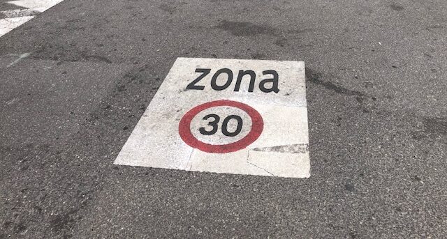 Una strada a 30 km di limite di velocità